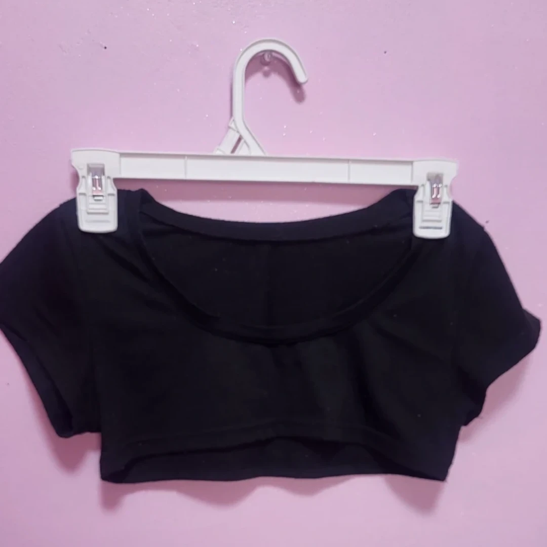 Black cropped t-shirt