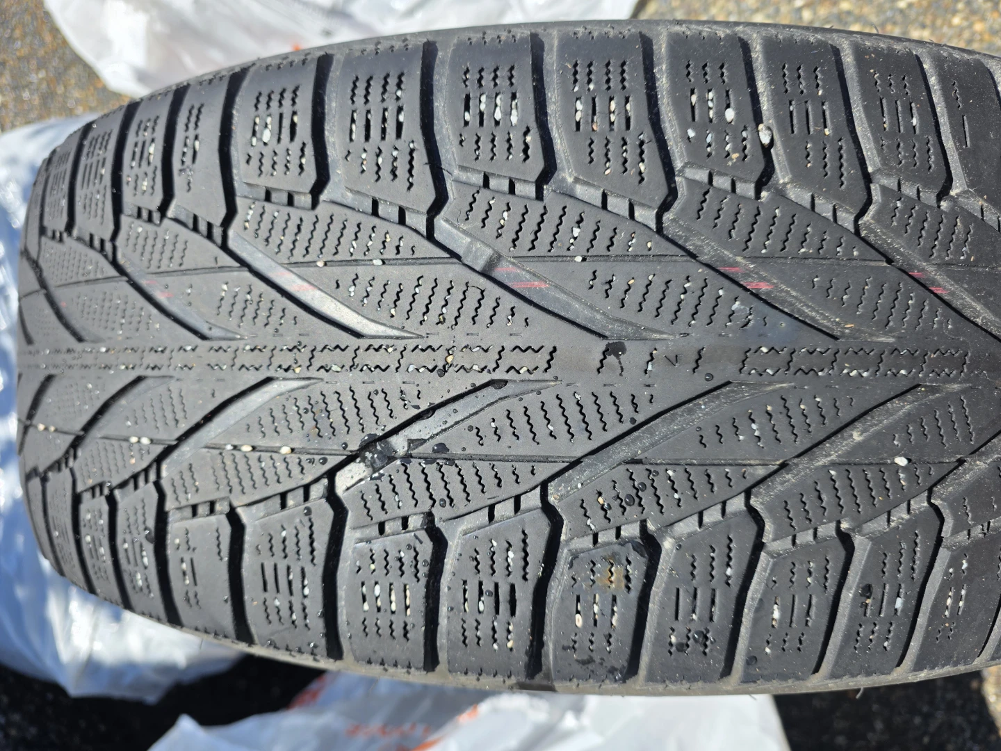 Nokian Hakkapeliitta R3 SUV Winter Tire 235/65R18 - photo 2