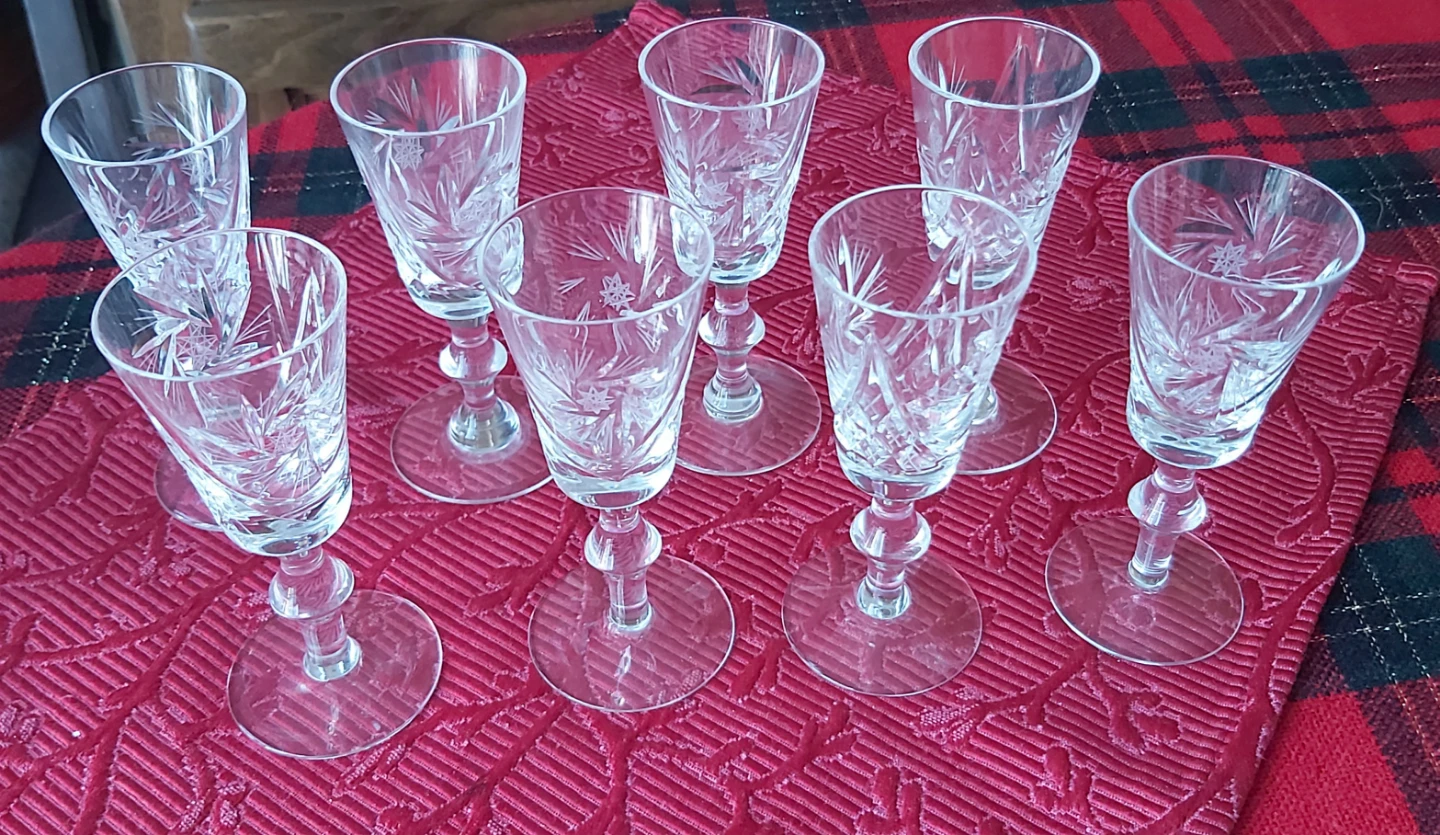 Set of 8 Crystal Pinwheel Liquer Glasses