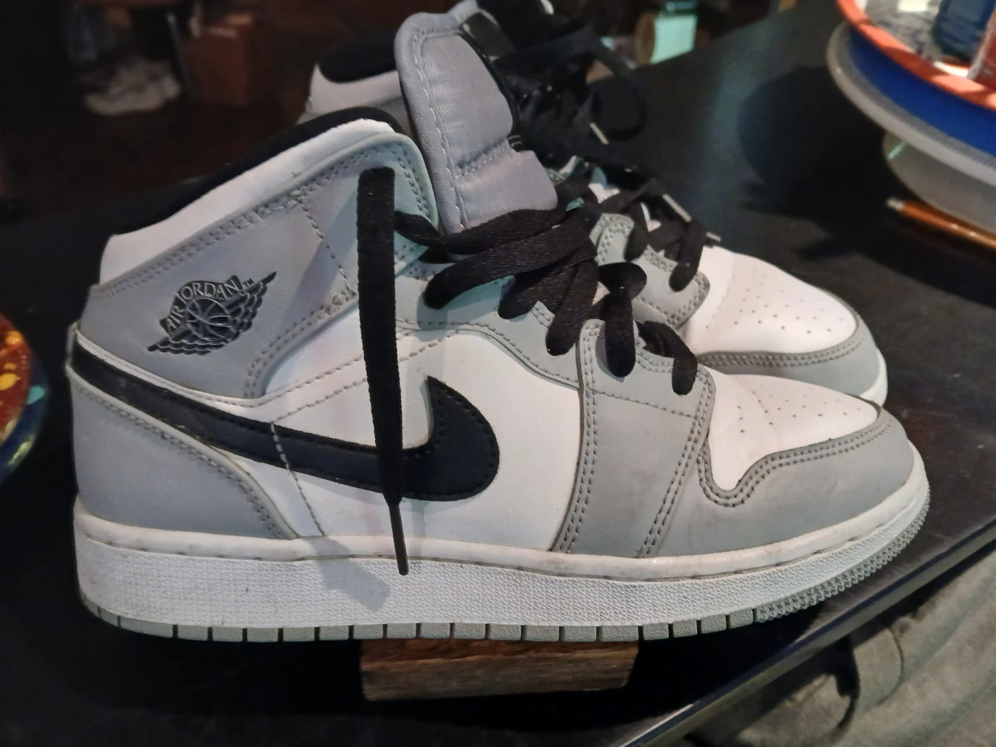 Air Jordan 1 Mid SE (GS) 5.5Y or W 38