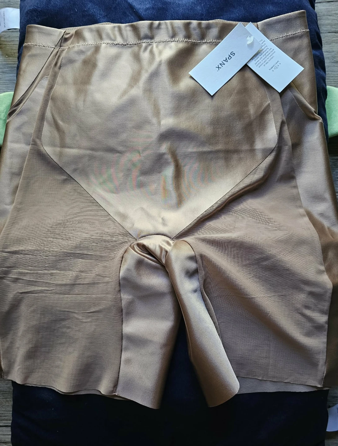 SPANX Body-Shaping Mid-Thigh High-Rise Short L/G