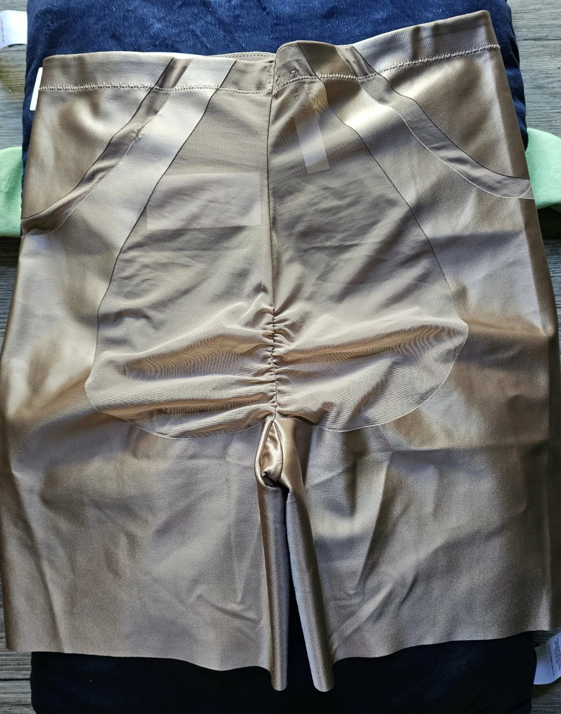 SPANX Body-Shaping Mid-Thigh High-Rise Short L/G - photo 2