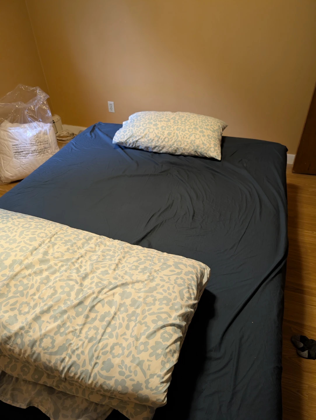 Full Queen Size Bed Set (Mattress + Bed + 2 Duvets + Pillow)