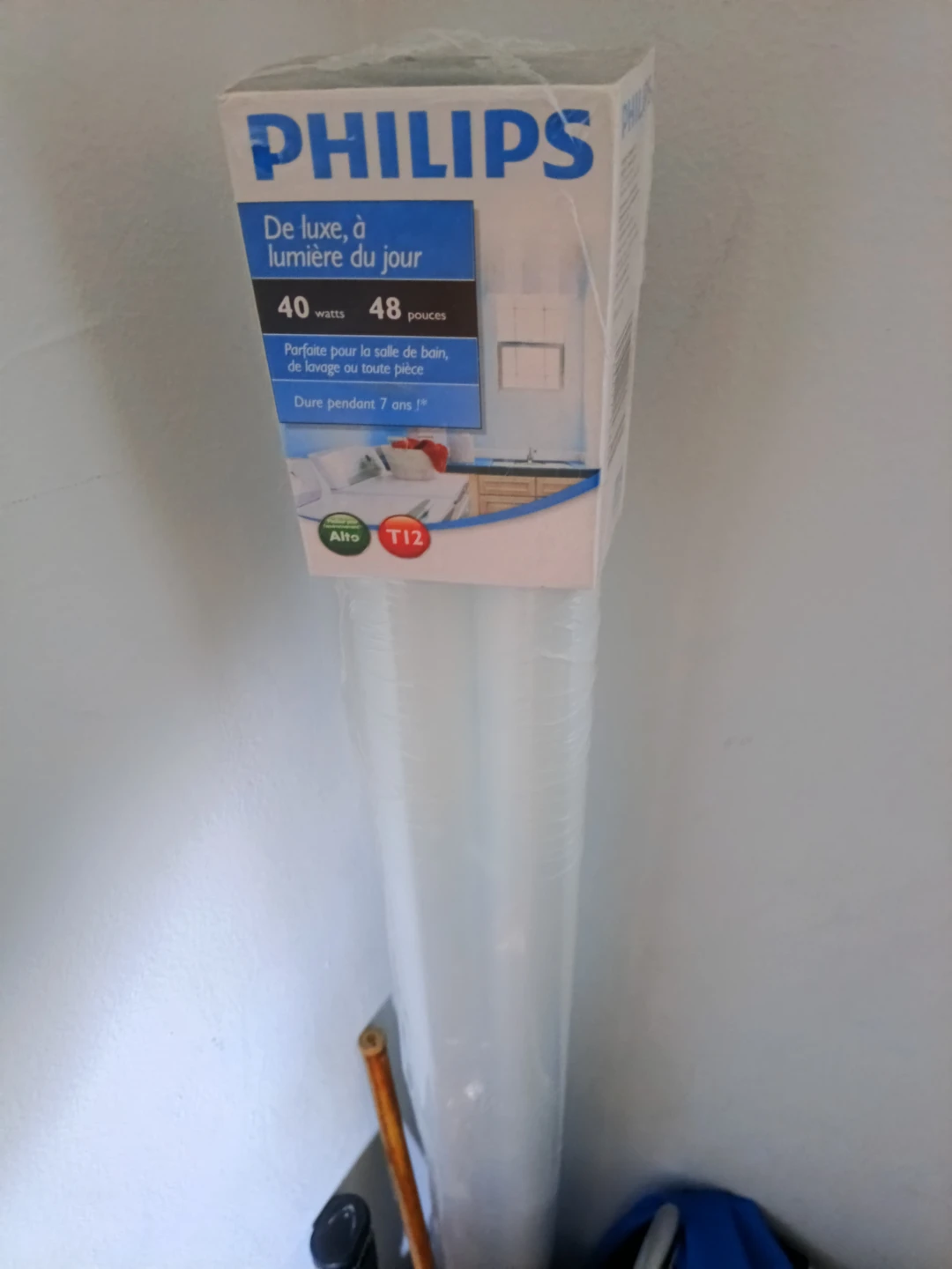 Philips De Luxe Fluorescent Light Bulb - photo 2