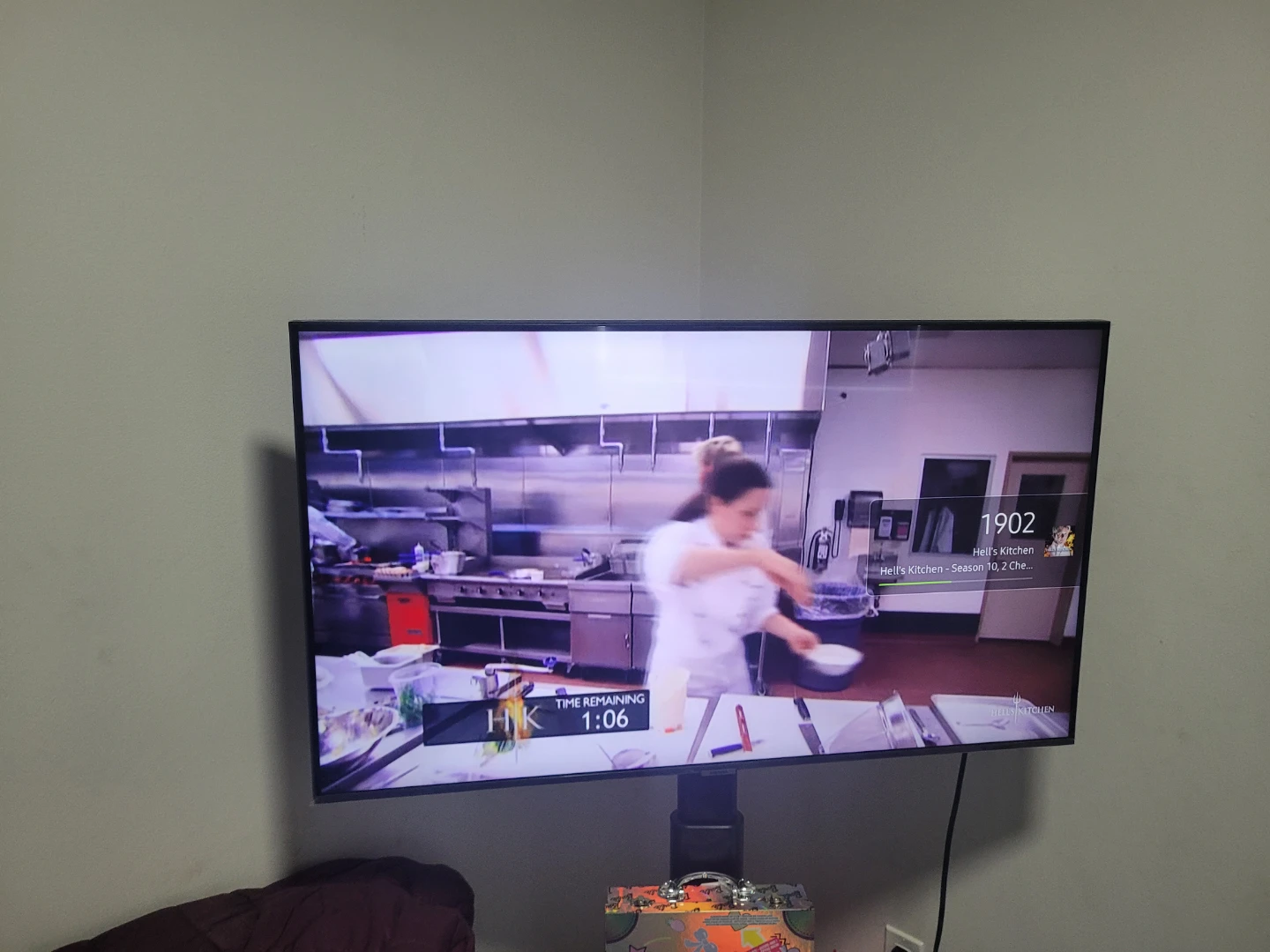 Samsung 43 smart tv  come with rolling stand.