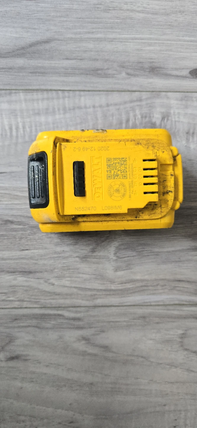 DEWALT 20V XR 5.0 Ah Lithium Ion Battery - photo 2