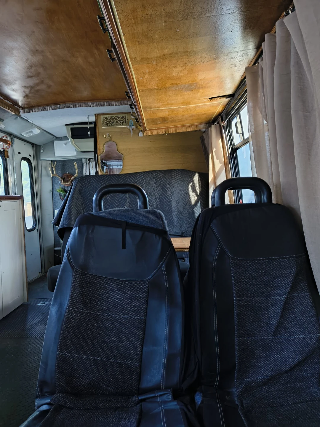 Ford E350 Super Duty Bus - photo 3