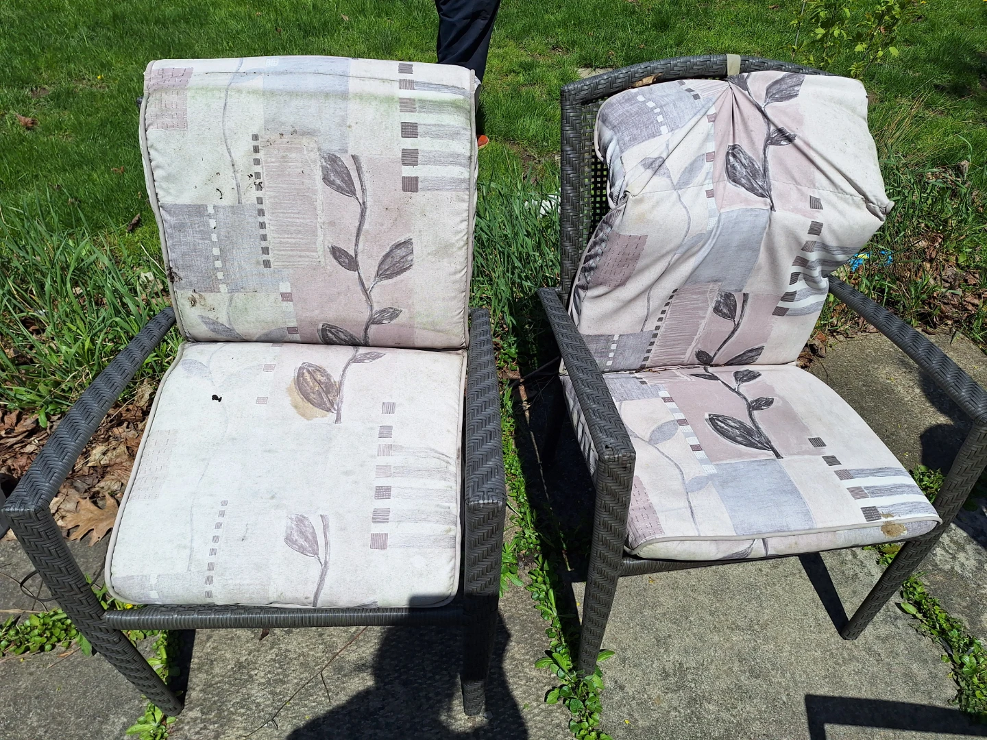 1 Patio Chair with Cushions (metal arm chair also available) ⚽
