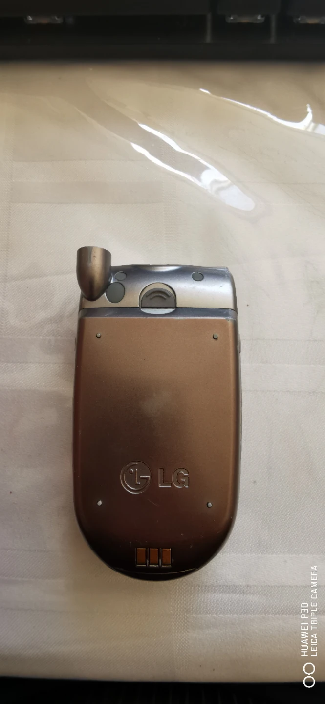LG Flip Phone - Telus - photo 3