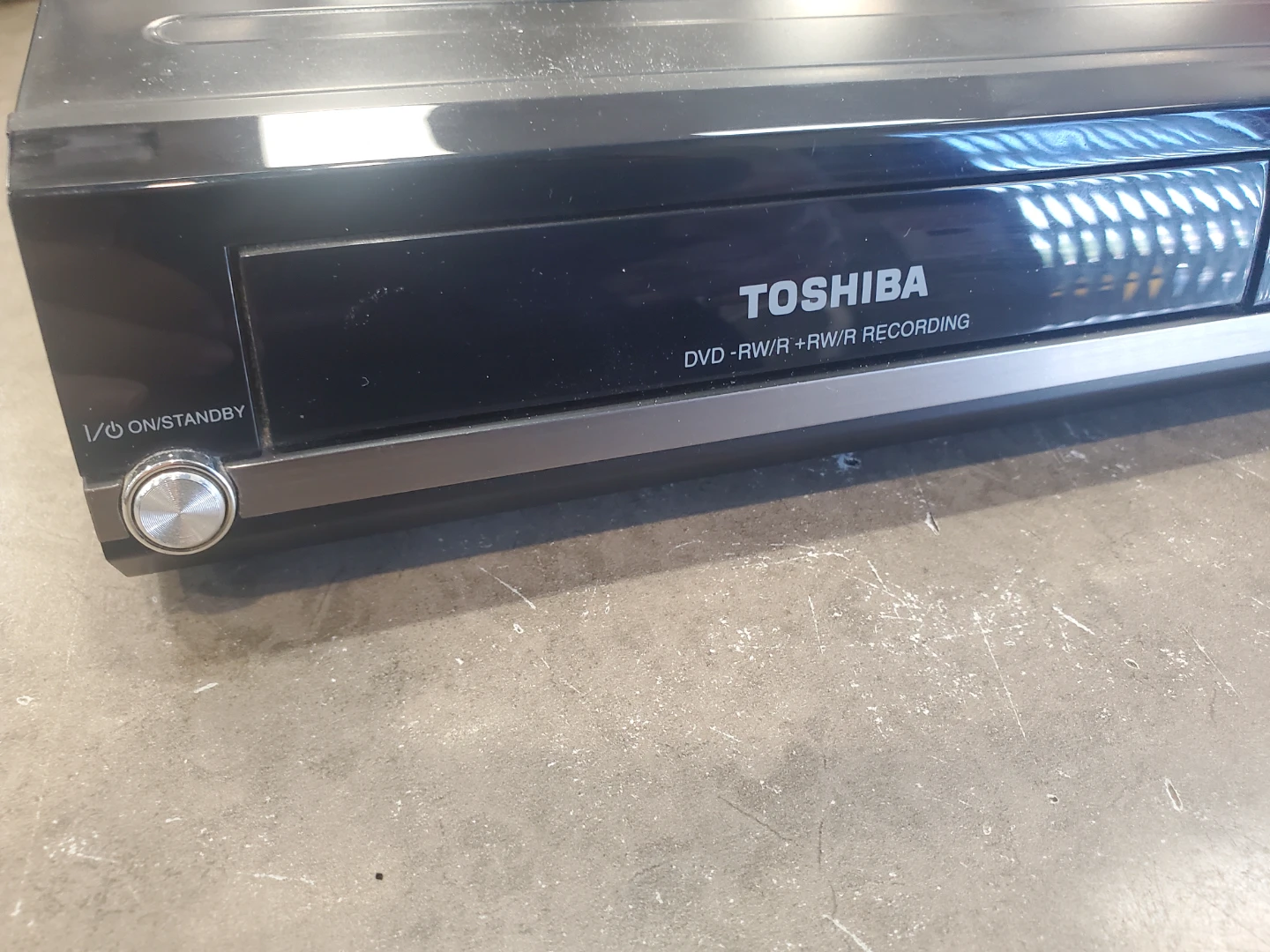 Toshiba DVD Video Recorder D-R7 with Remote - photo 3