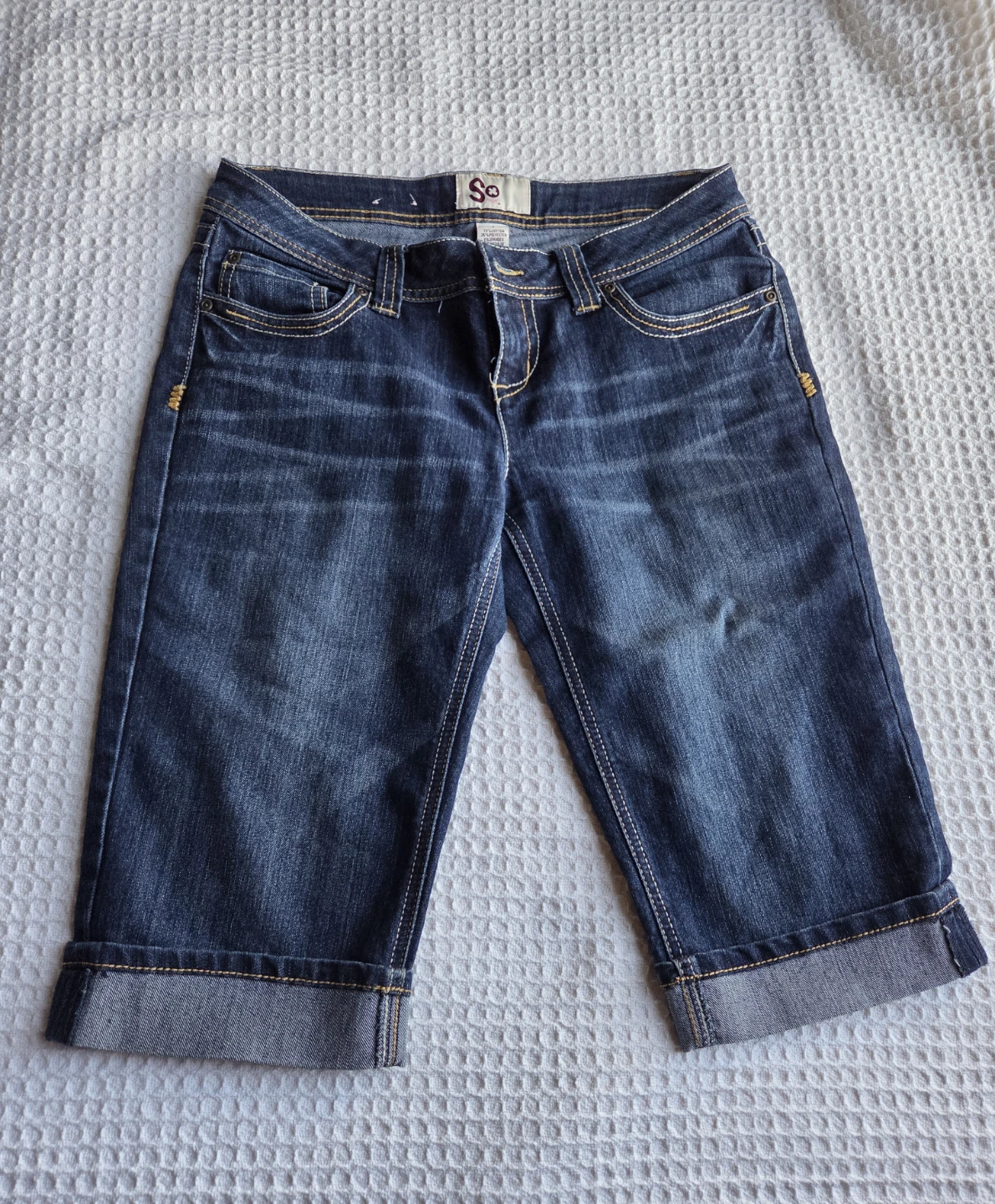 SO Blue Denim Capris Size 7 5-Pocket Medium Wash Stretch