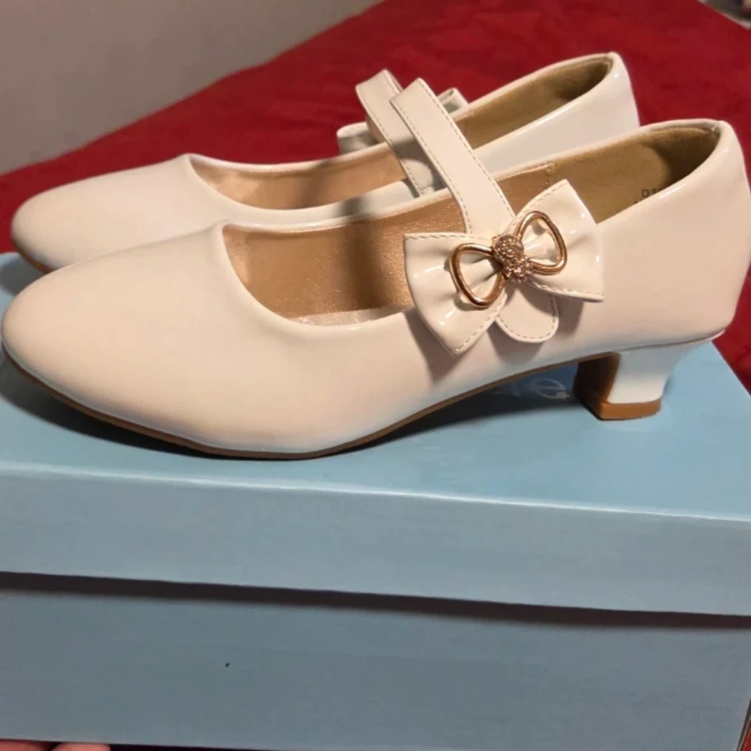 Dufannie, White patent Mary Jane shoes with bow accent