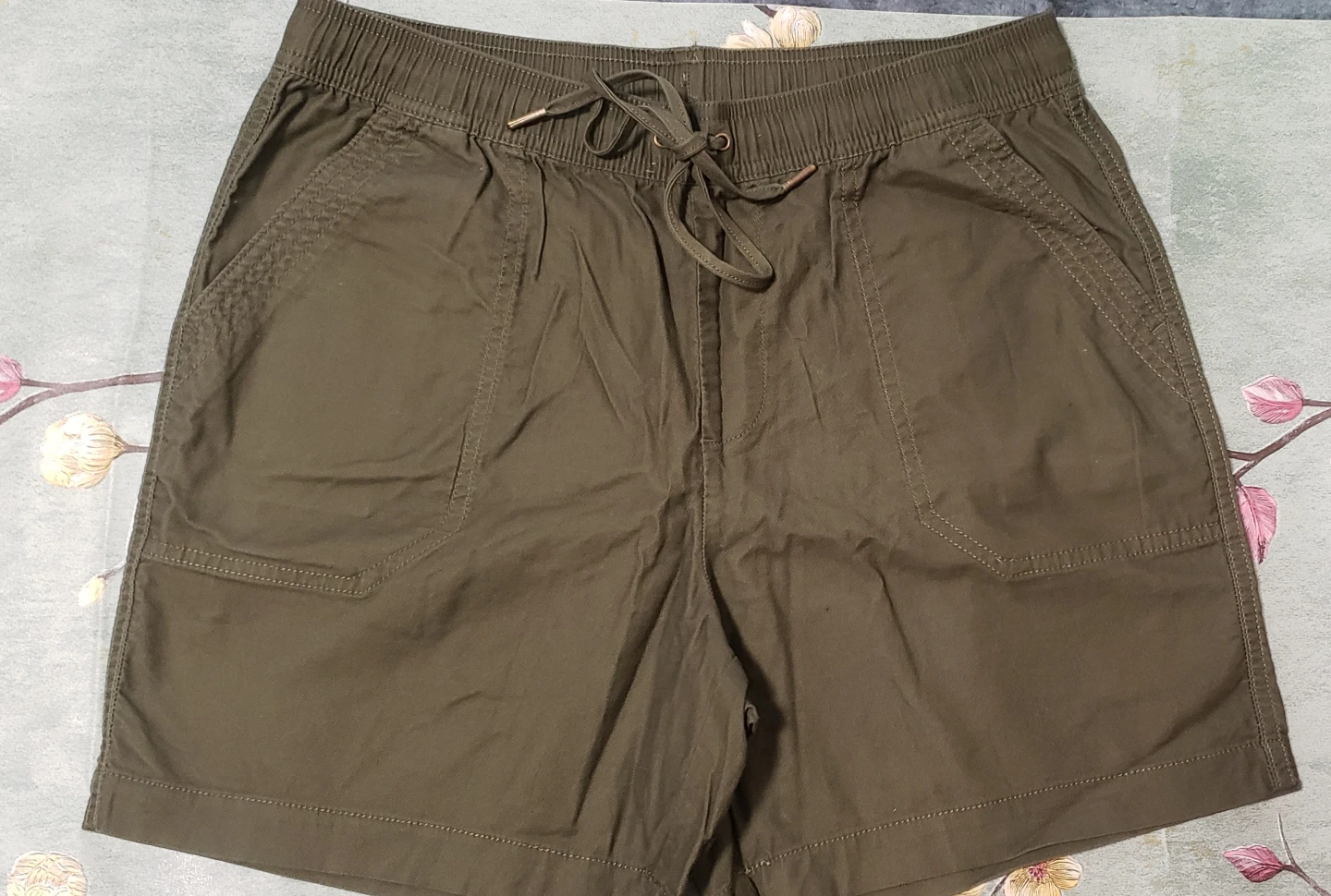 Brand new Tahari Green Pull On Shorts Size S/P