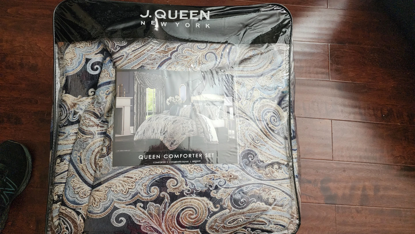 J. Queen New York Queen Comforter Set