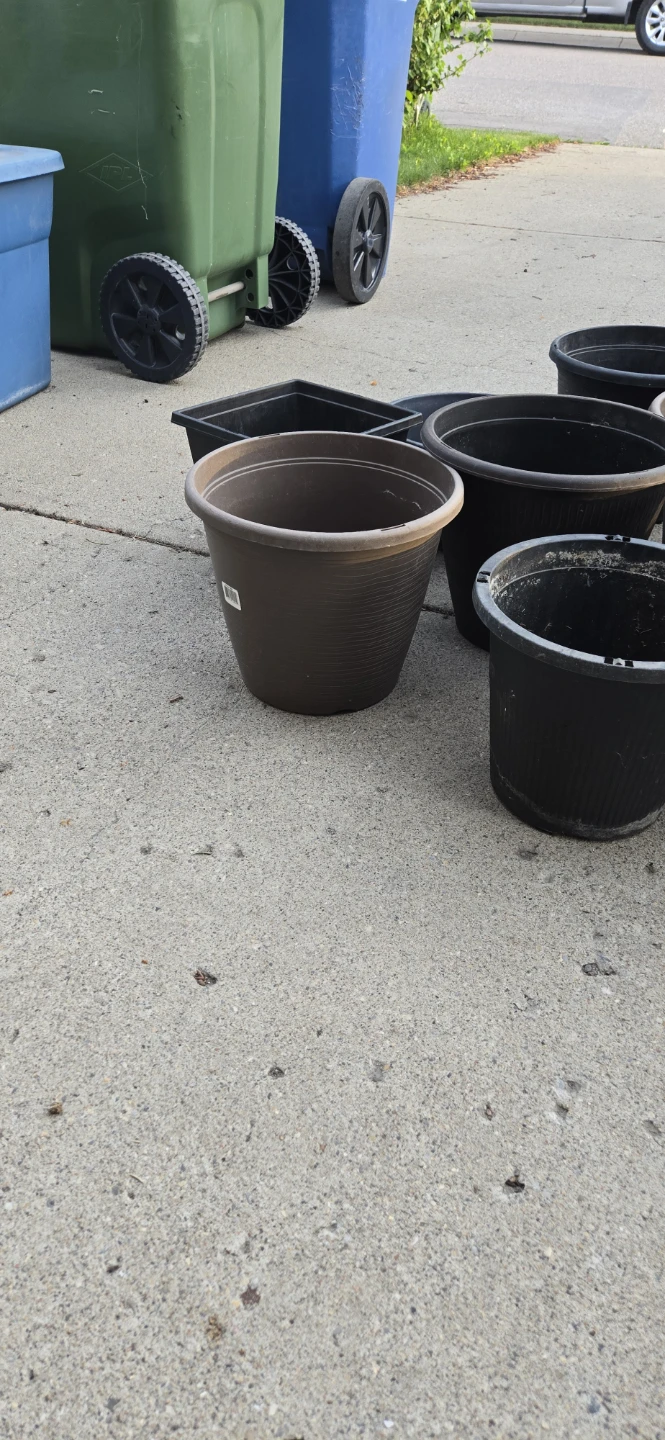 Assorted Plastic Plant Pots - photo 3