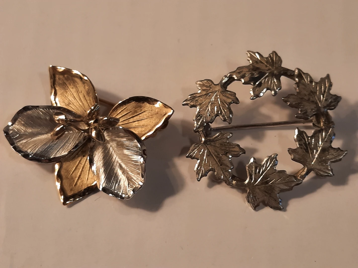 2 sterling silver brooches - Flower & Maple Leaf - photo 3