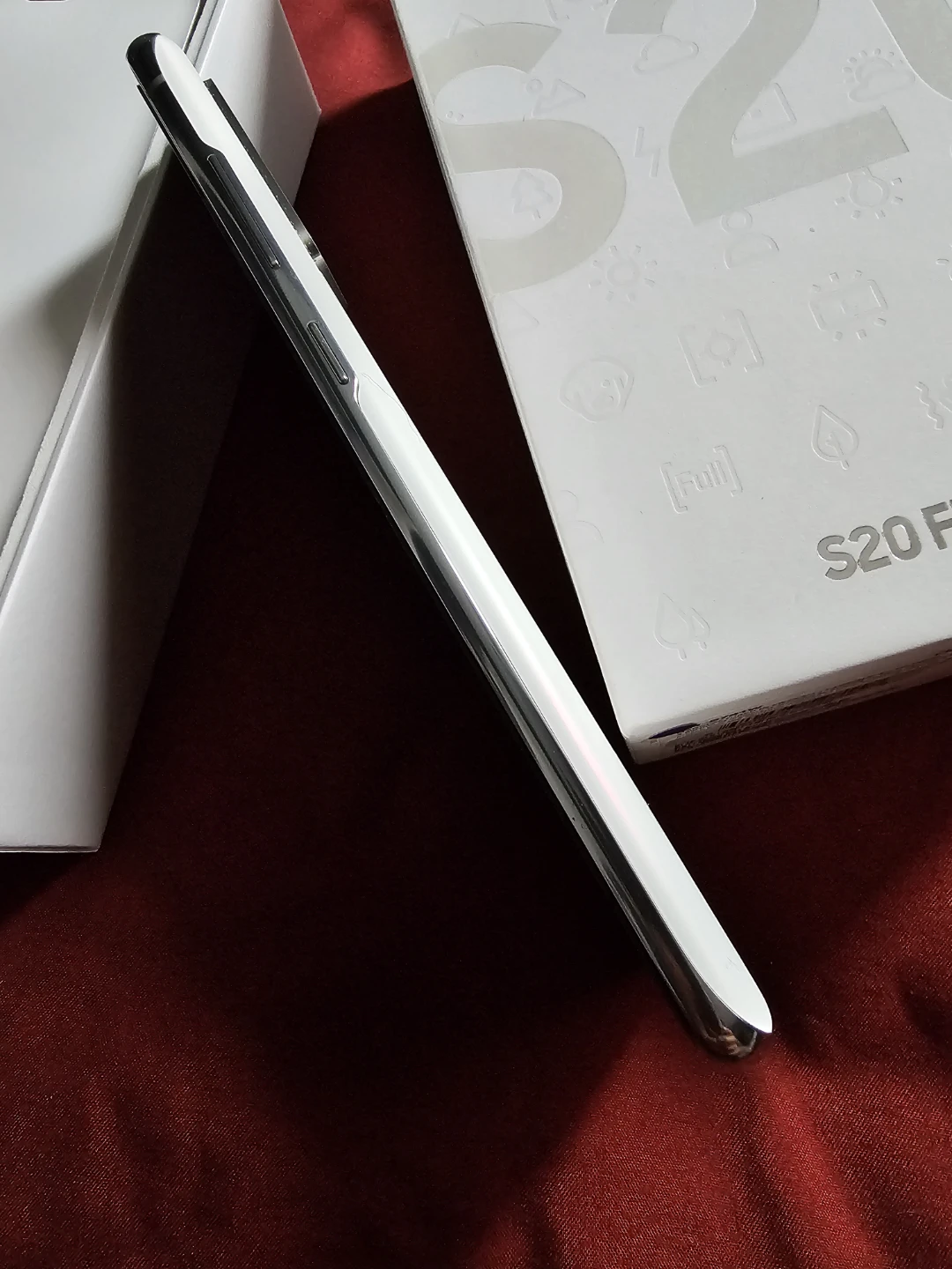 White Samsung Galaxy S20 FE 5G - photo 3