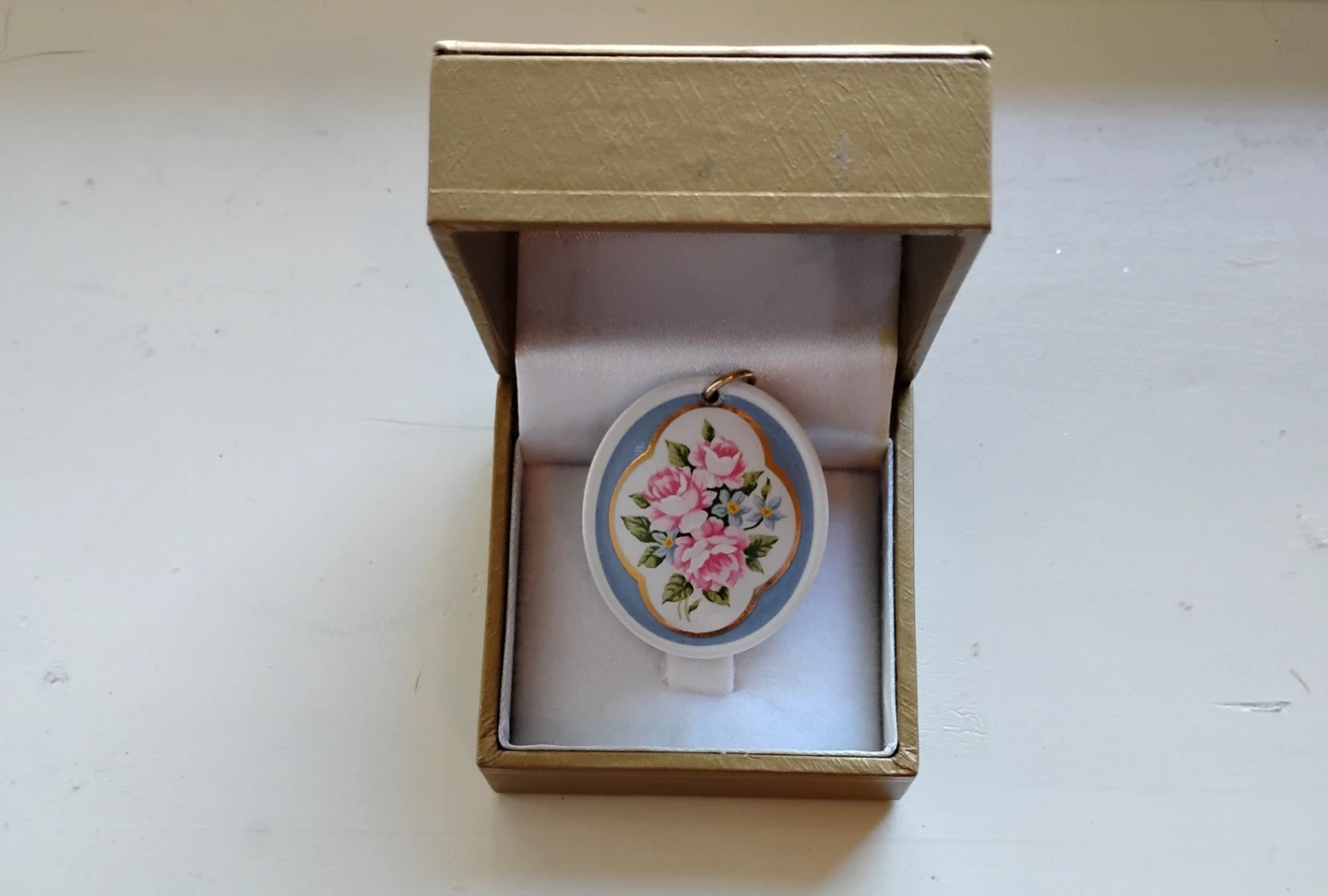 ⚽ Vintage Floral Pendant Necklace