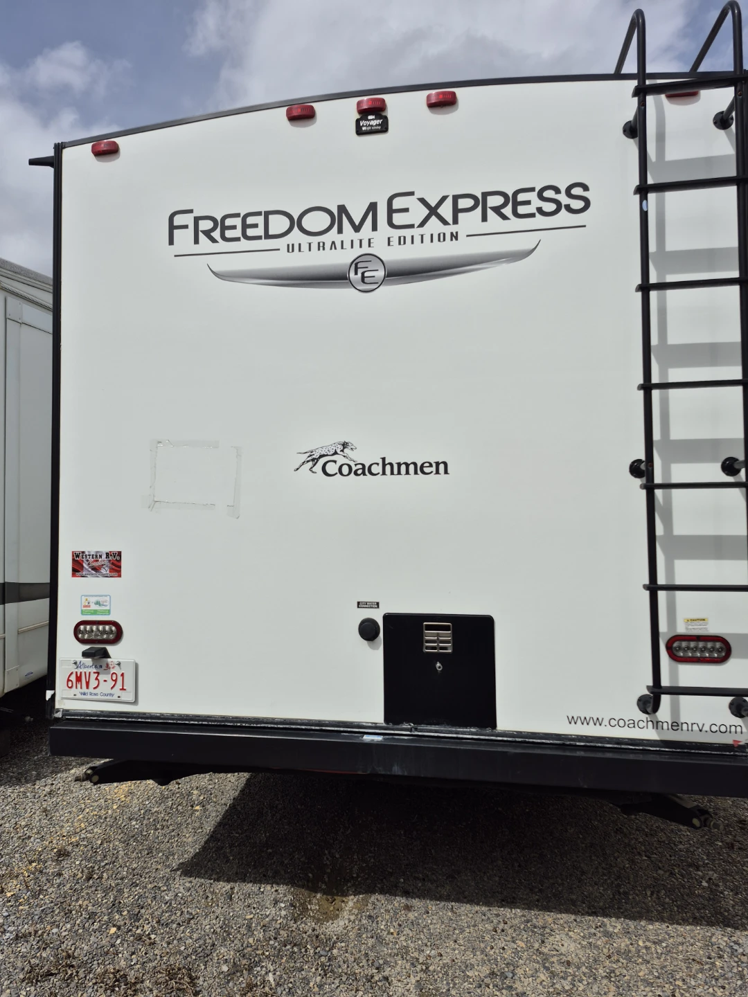 Coachmen Freedom Express Ultralite Edition Travel Trailer