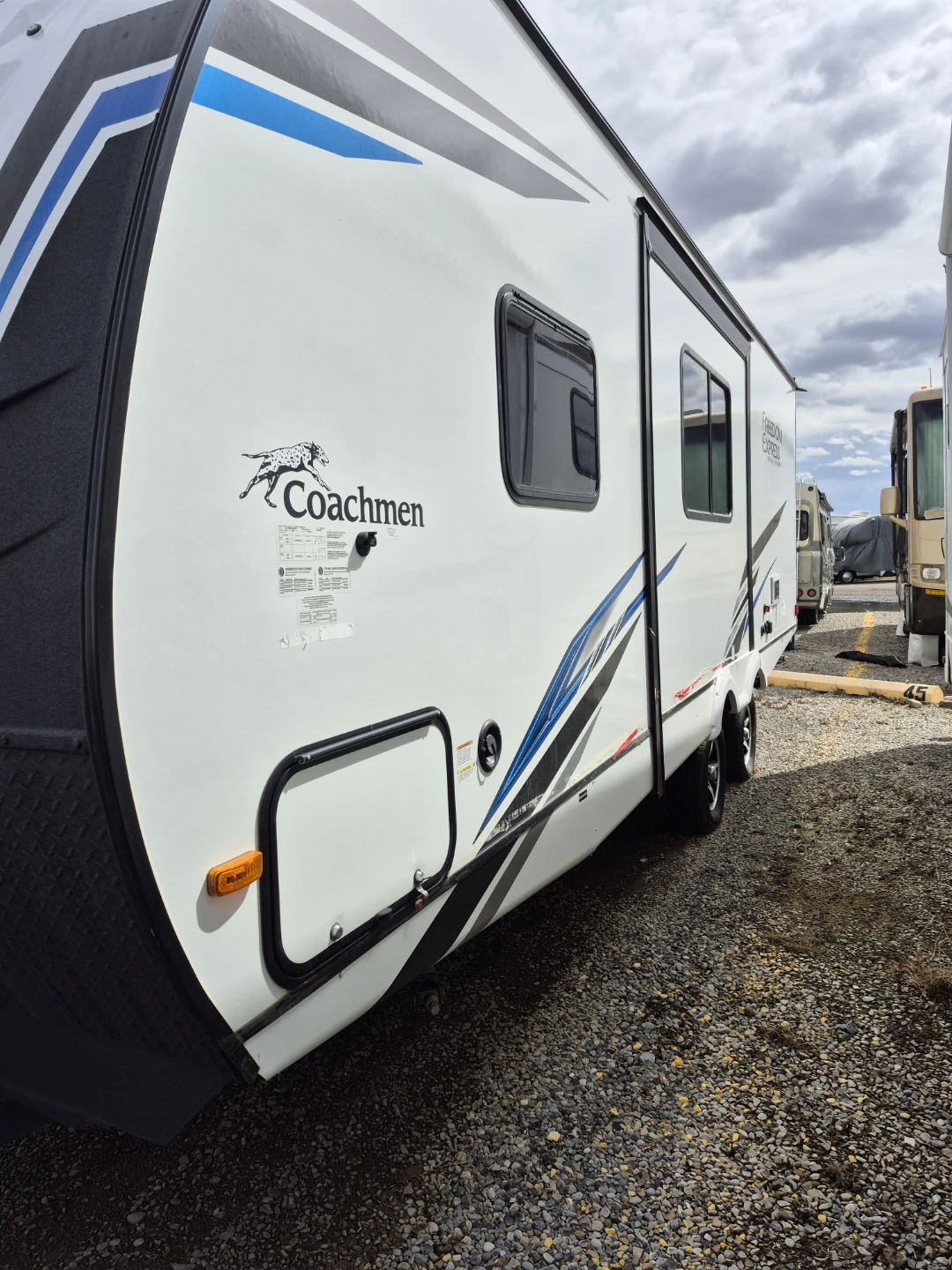 Coachmen Freedom Express Ultralite Edition Travel Trailer - photo 2