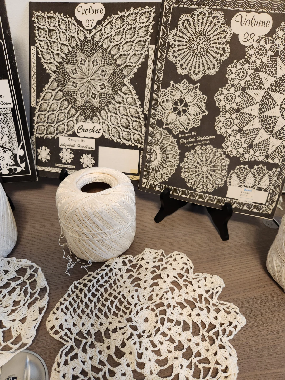 Crochet Pattern Books & Thread Lot - photo 5