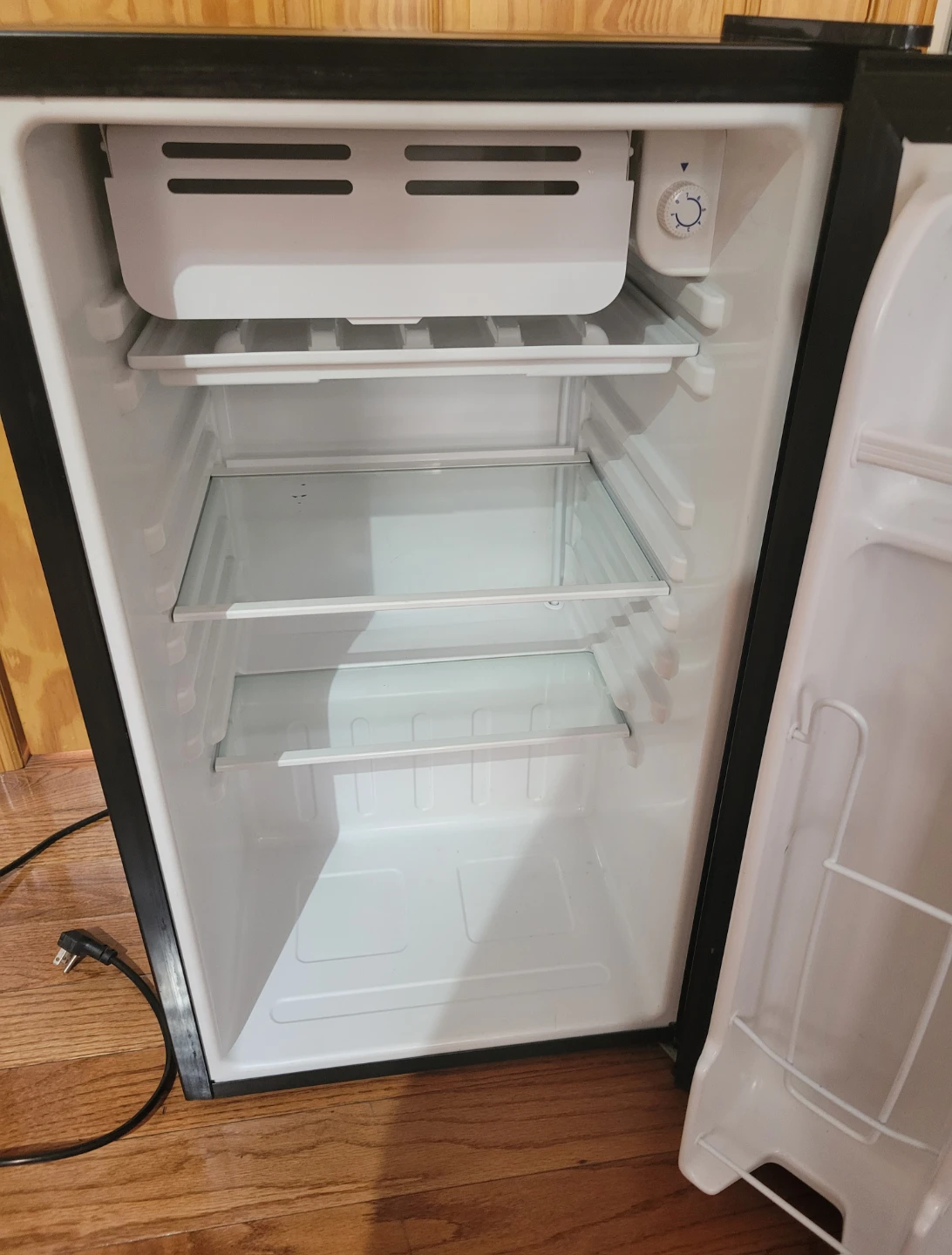 Frigidaire Mini Fridge - photo 4