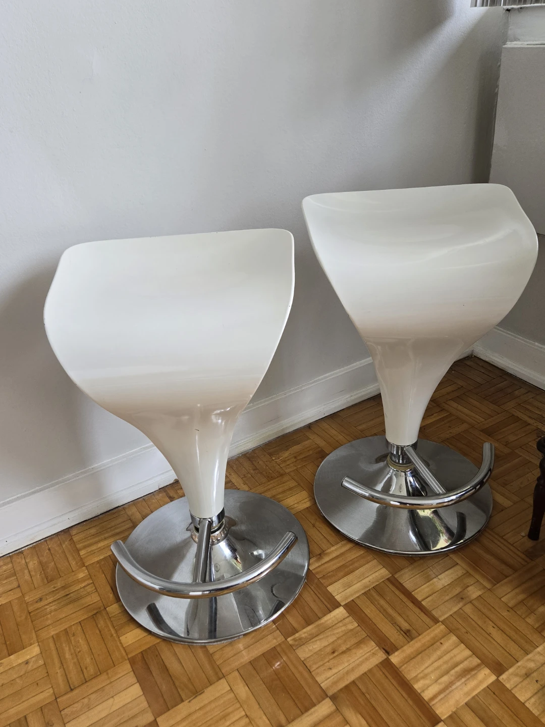 Set of 2 White Swivel Bar Stools