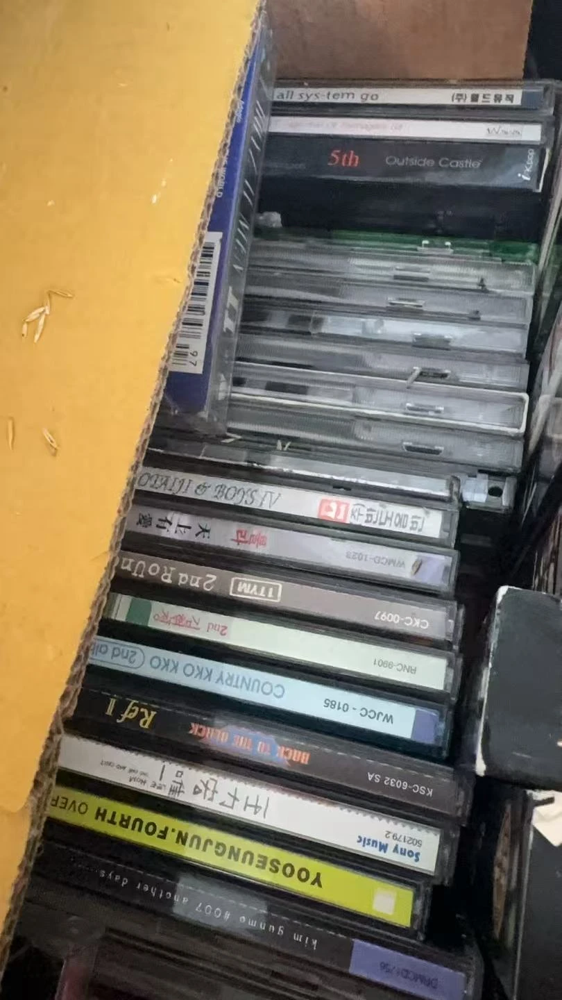 Various CDs and VHS tapes - photo 4