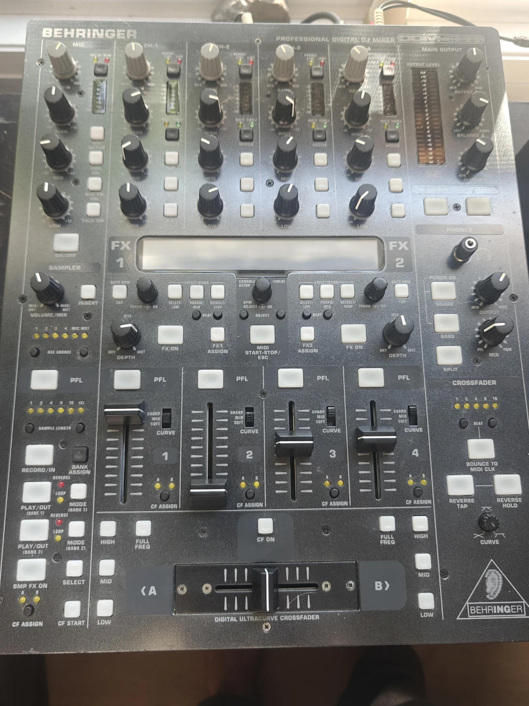 Behringer DDM4000 Digital DJ Mixer - photo 2