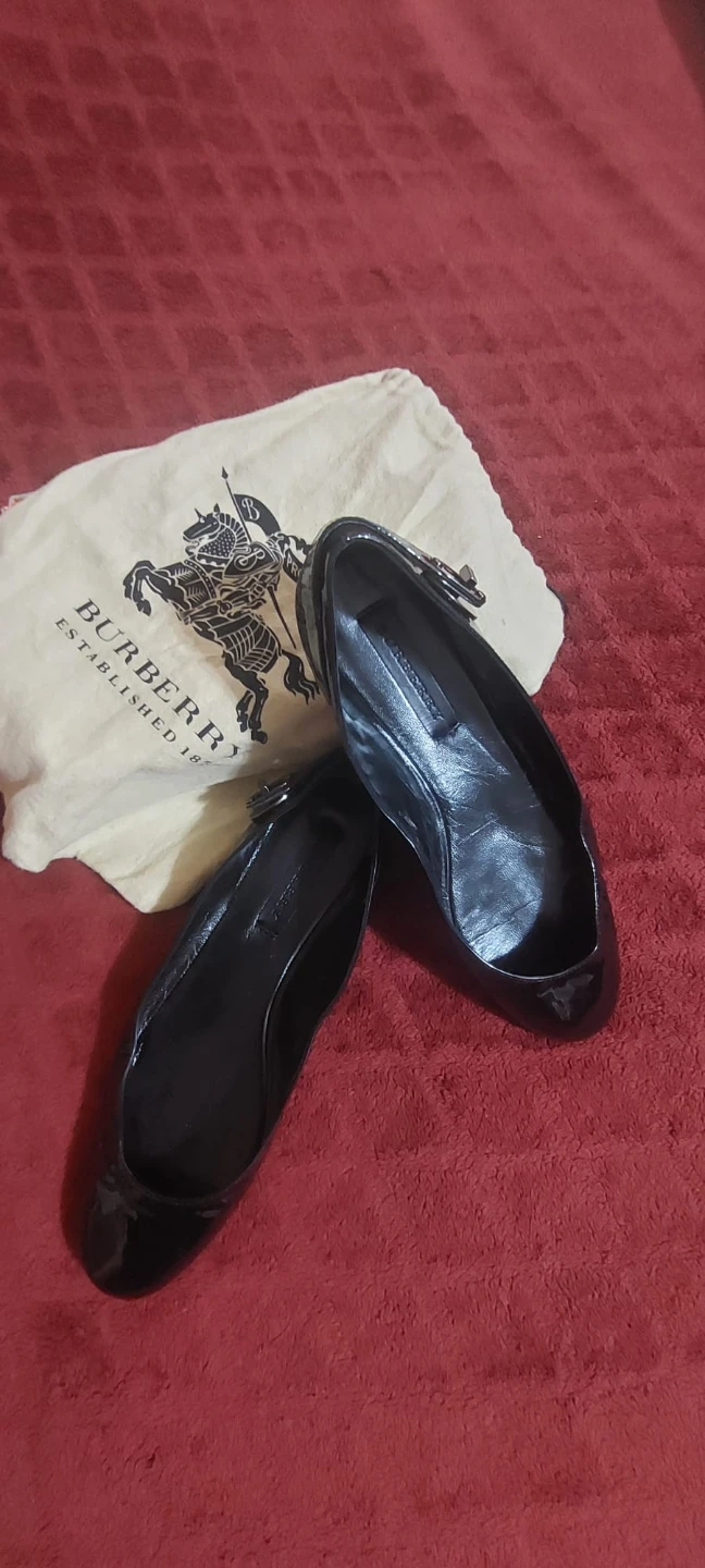 Burberry Black Patent Leather Ballet Flats - Size 38⚽