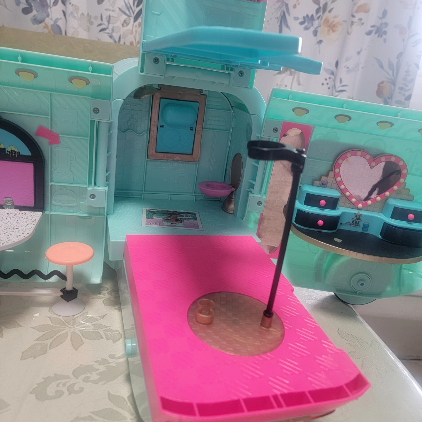 LOL Surprise Amazing Surprise Dollhouse RV Camper Playset - photo 4