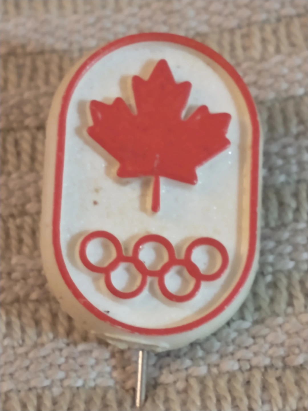 Nice 1976 Canadian Olympic pin, plastic - half century old! - photo 2