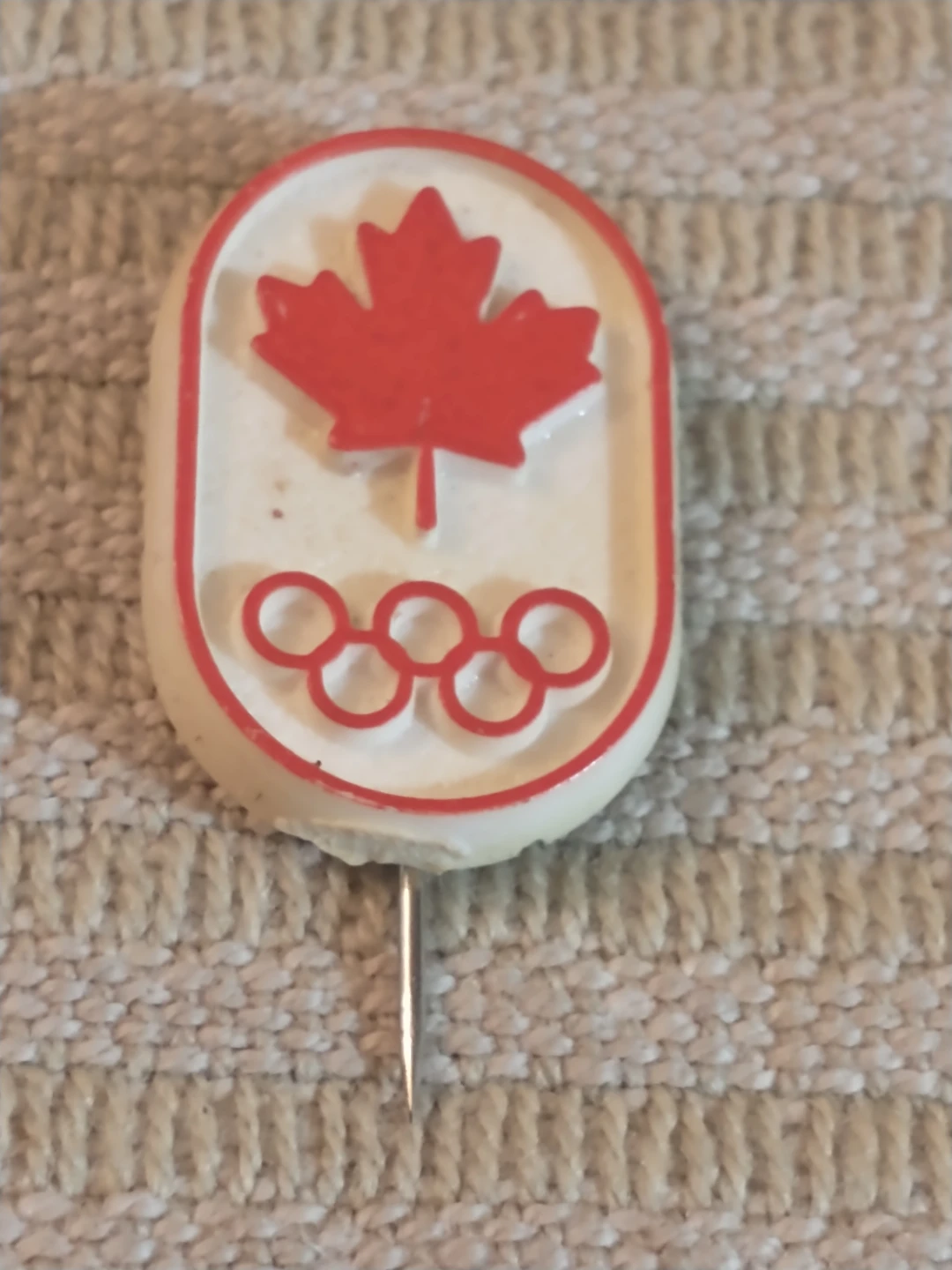 Nice 1976 Canadian Olympic pin, plastic - half century old! - photo 3