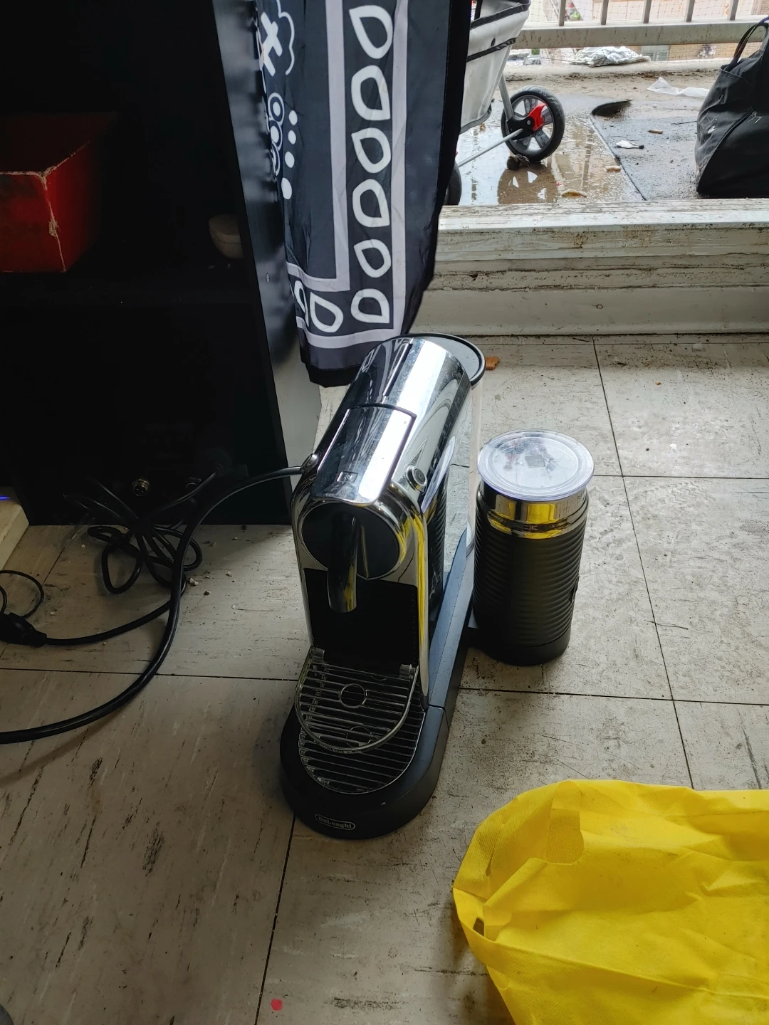 De'Longhi Nespresso Coffee Machine with Milk Frother