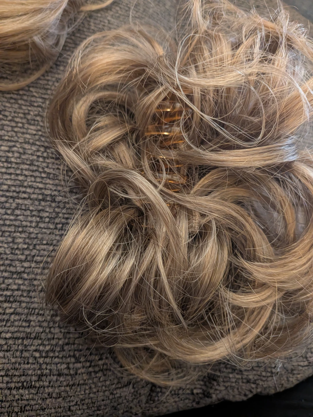 messy bun hair pieces,pick up in St Albert - photo 2