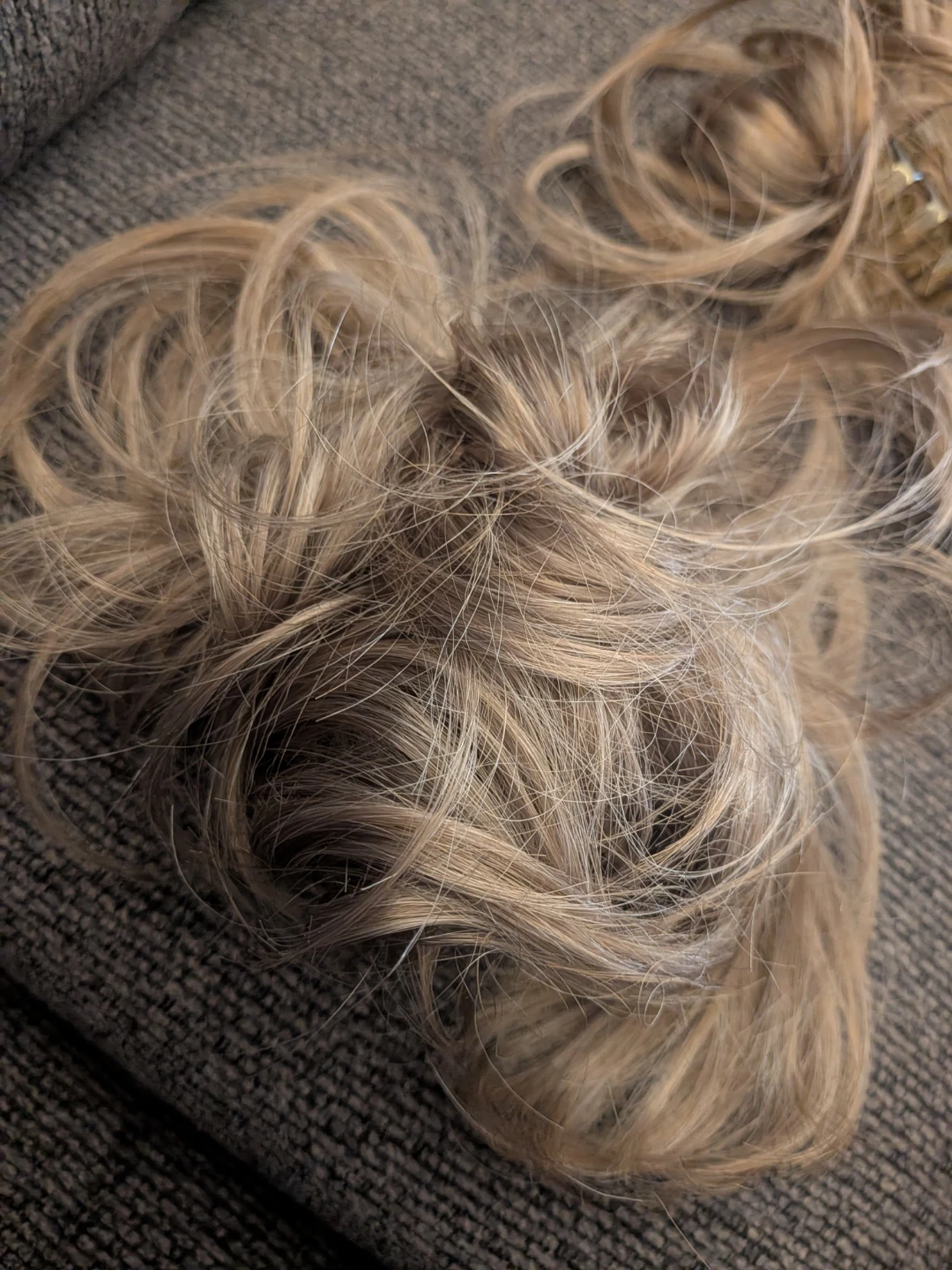 messy bun hair pieces,pick up in St Albert - photo 3