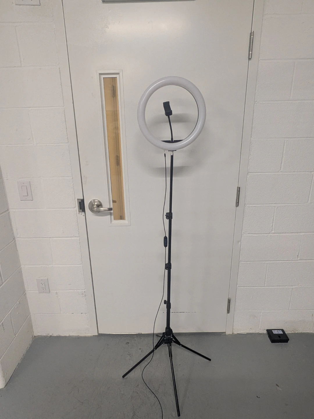 MOVING OUT SALE! Ring Light with Phone Holder and Tripod. - photo 5