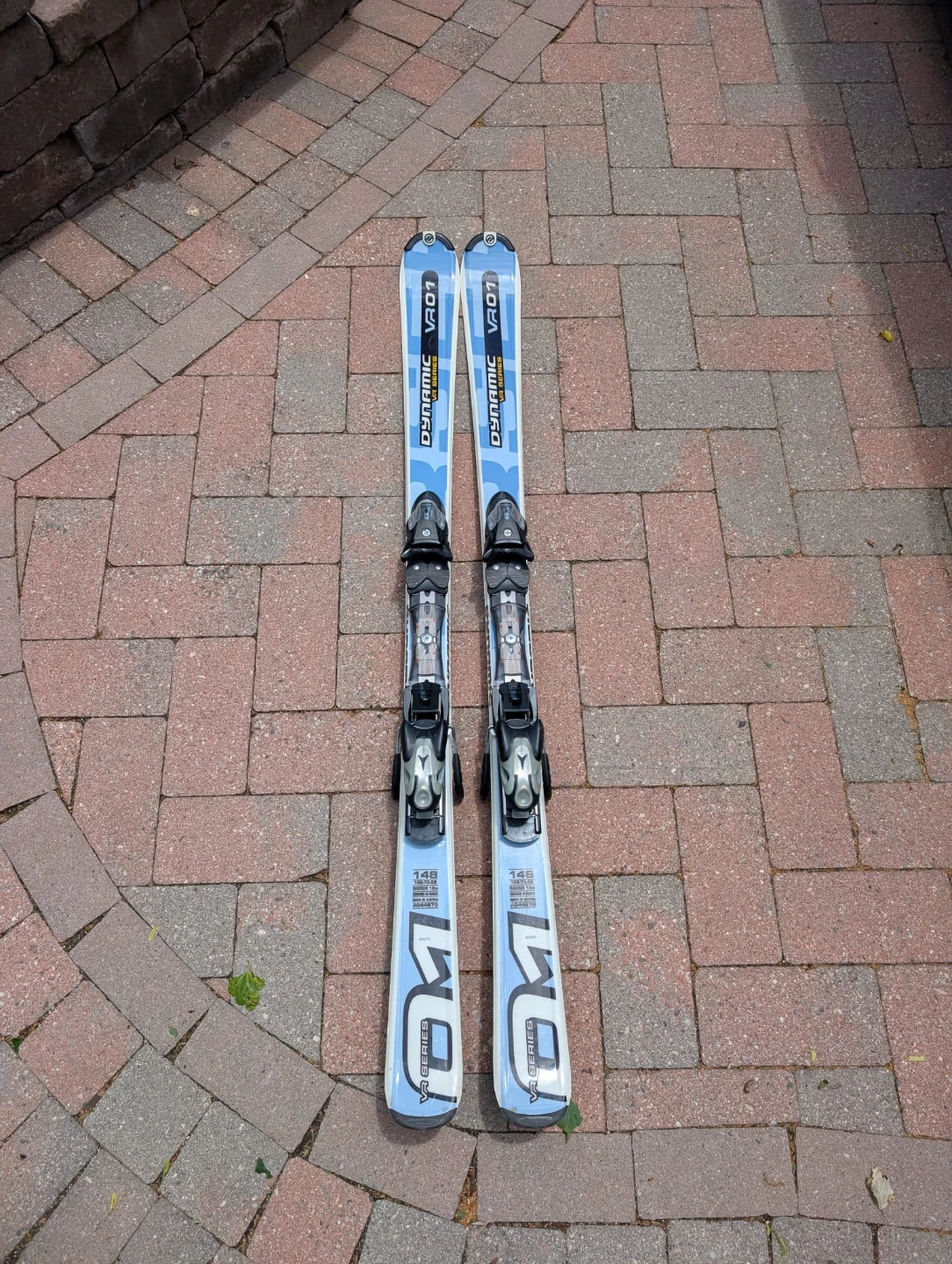 Dynamic VR01 Skis with Atomic Bindings - 148cm