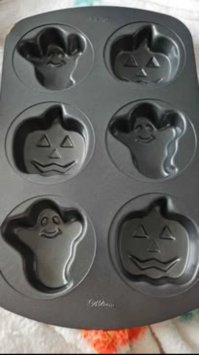 🌸 Wilton Halloween Cake Pan / Muffin Pan 🎃👻(NEED GONE)