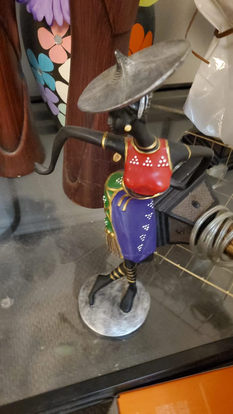 Decorative Figurine of a Woman ⚽