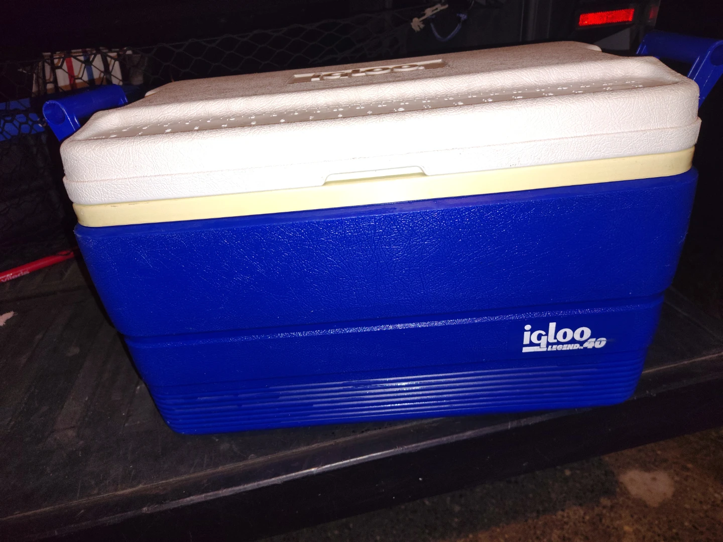 IGLOO 40 Quart Fishing Camping Cooler with Drain