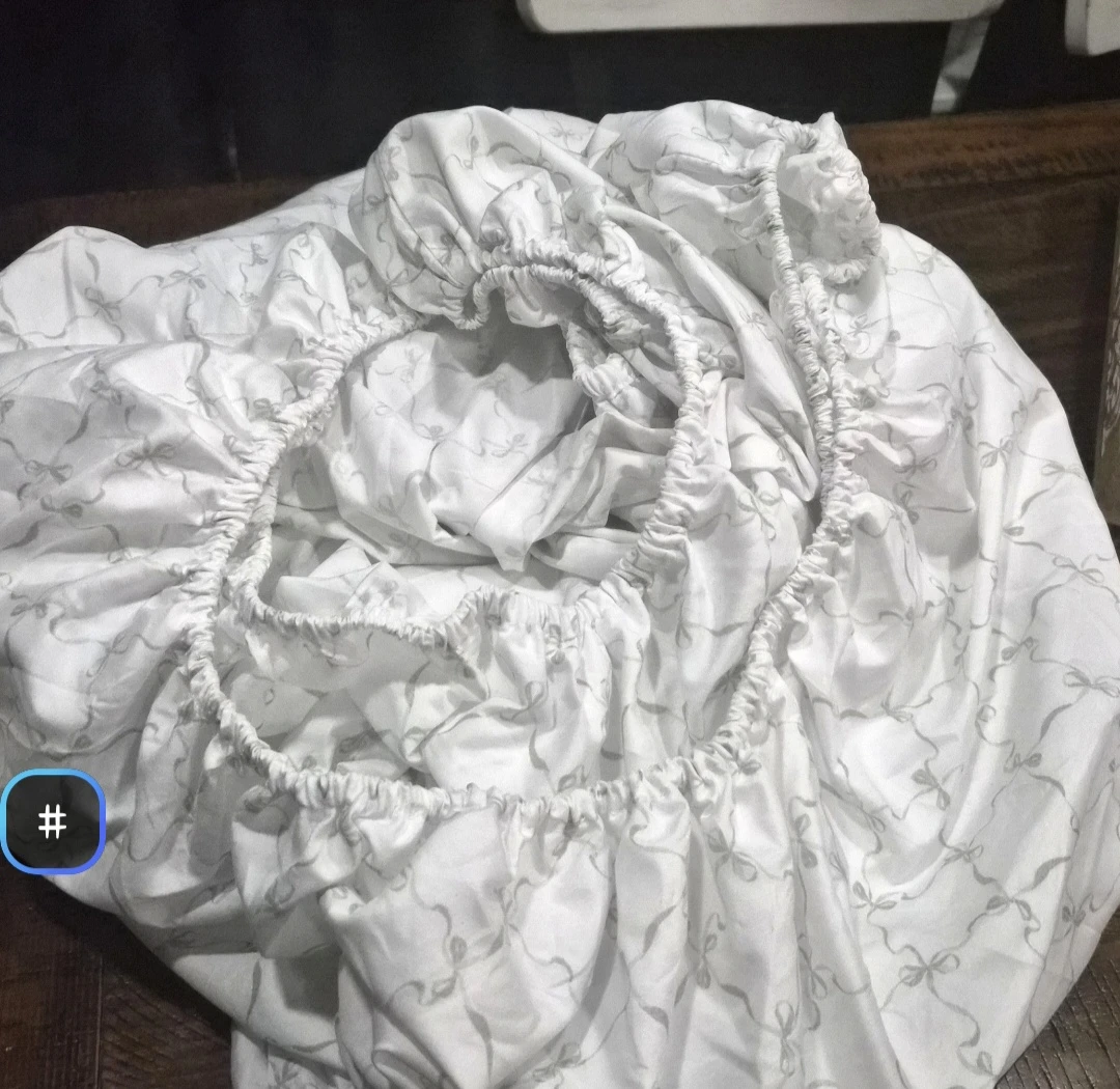 XL Twin White Fitted Sheet with Bow Pattern and Beige Conforter