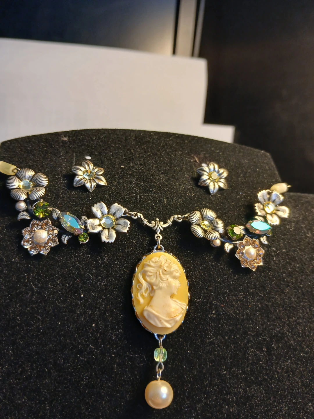 Cameo Necklace and Earrings Set - photo 5
