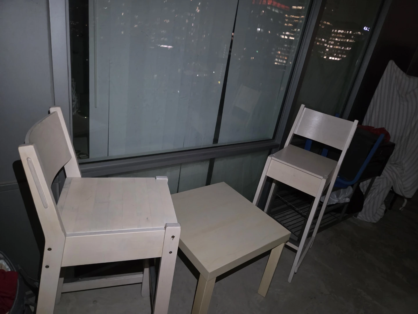 Two wooden chairs and a small table - photo 3