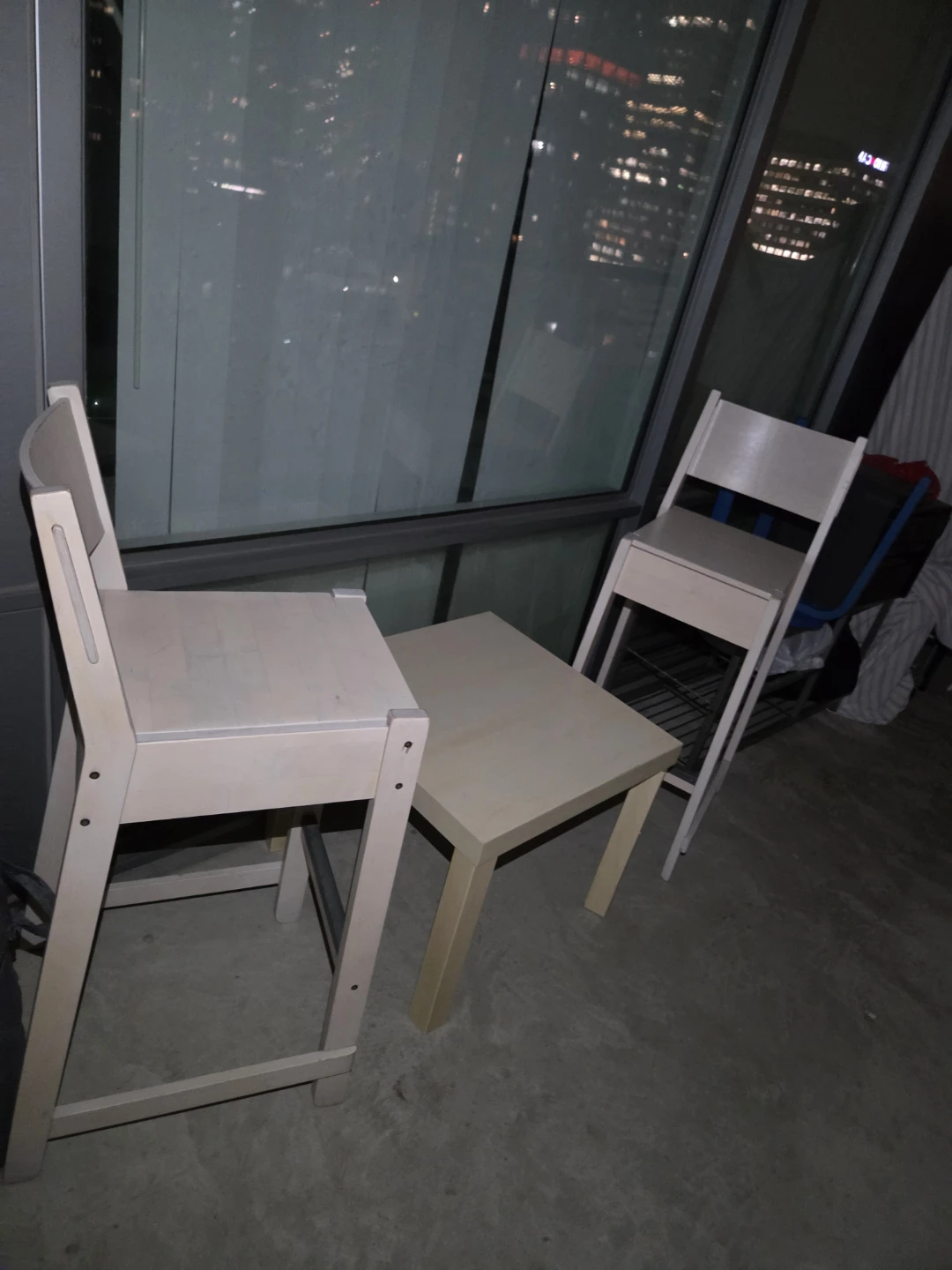 Two wooden chairs and a small table - photo 4