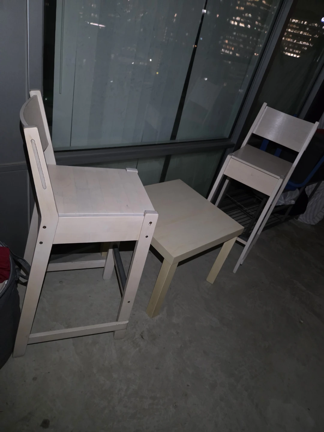 Two wooden chairs and a small table - photo 5