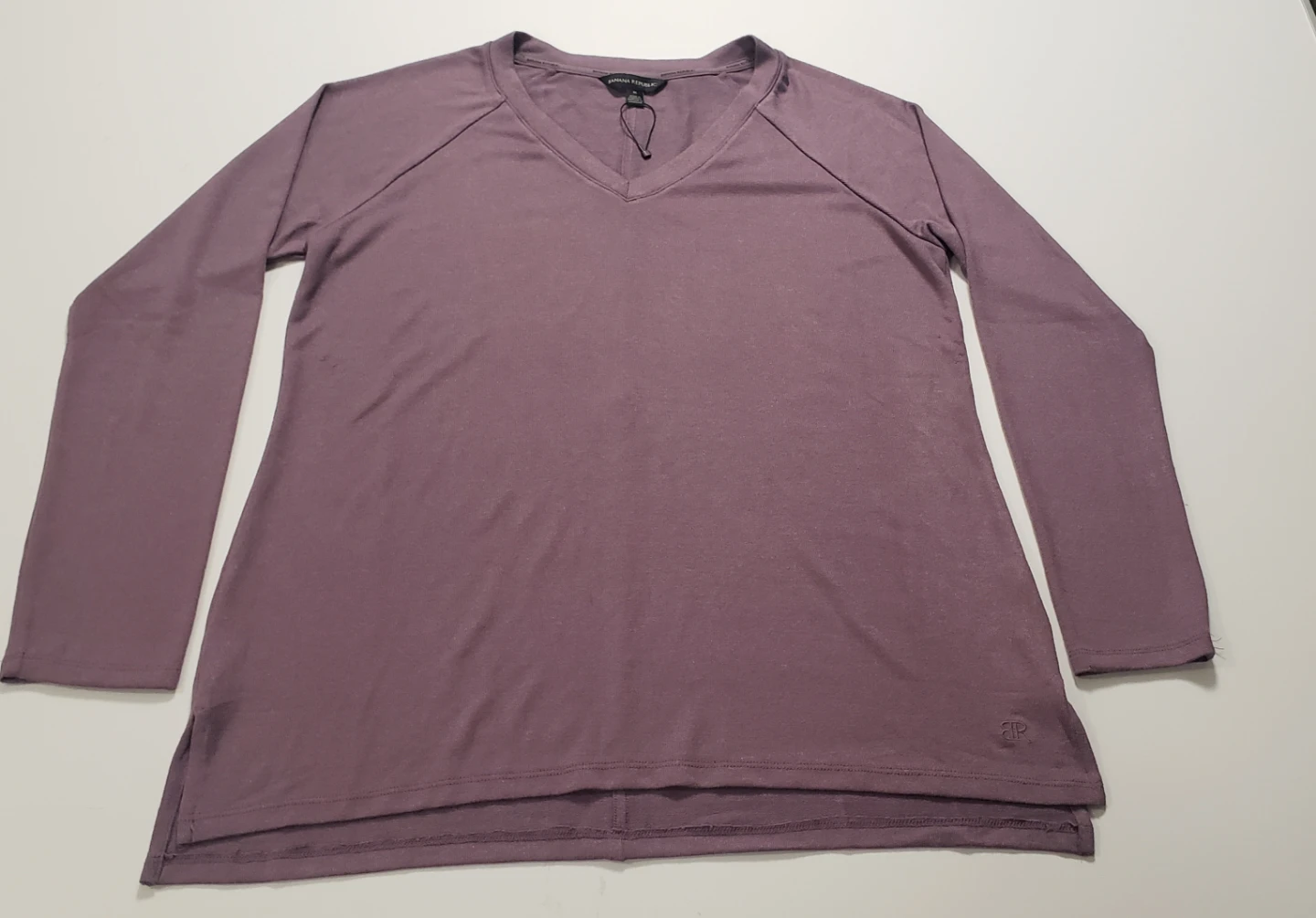 Brand new Banana Republic V-Neck Long Sleeve T-Shirt - Size M