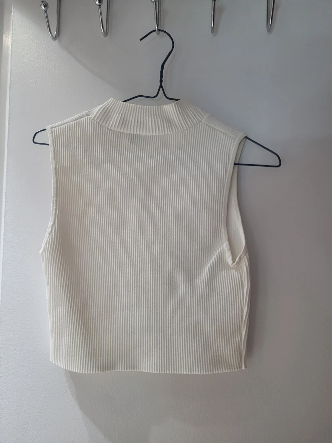 Aritzia white Ribbed Mock Neck Sleeveless Top - photo 2