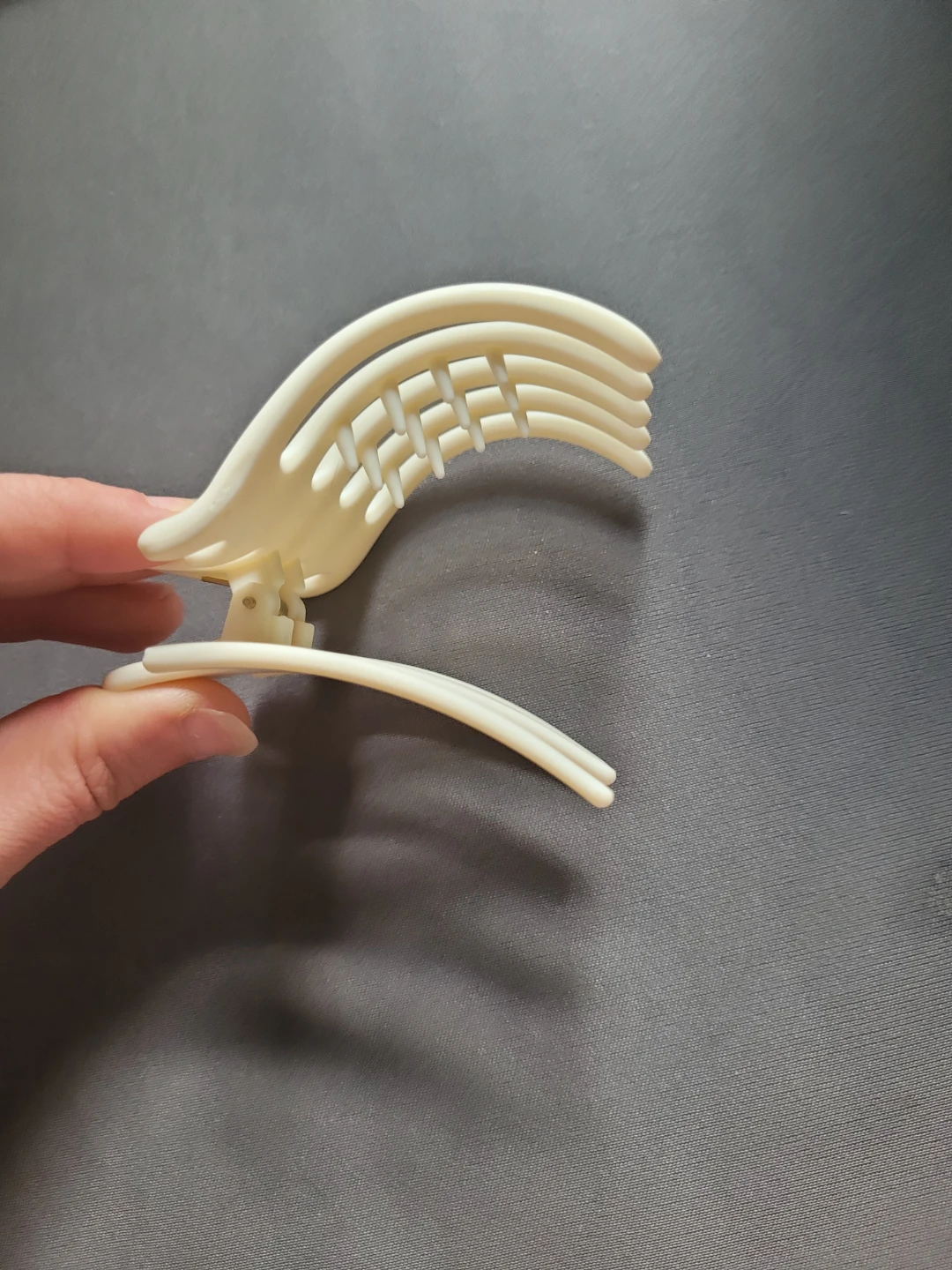 White Claw Clip Hair Accessory - photo 3