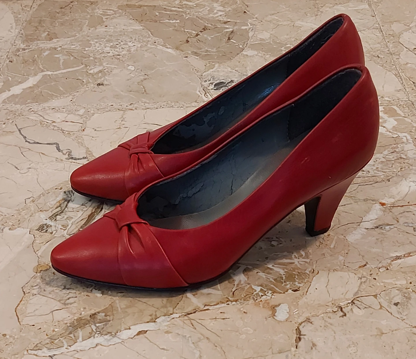 Red Leather Heeled Pumps with Bow Detail size 37 - photo 3
